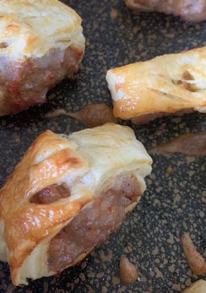 A picture of Sweet chilli sausage rolls.