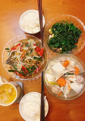 Hình của món Menu gia đình hàng ngày 04Cá chẽm hấpcanh đậu hũ thịt viên nấm kim châm,rau lang xào tỏi.