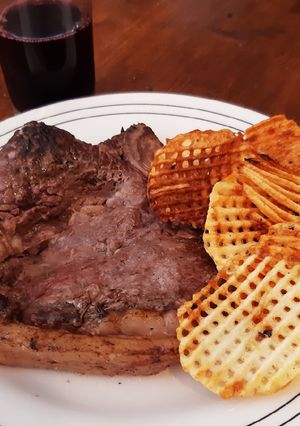 Una foto de Costeletas con papas rejilla 🥩