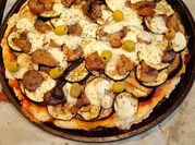 Una foto di funghi champignon e zucchine