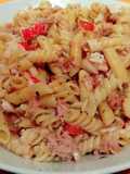 Refrescante ensalada de pasta variada, atún y surimi