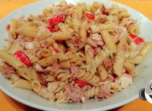 Foto principal de Refrescante ensalada de pasta variada, atún y surimi