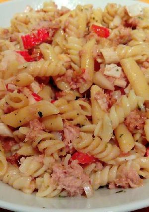 Foto principal de Refrescante ensalada de pasta variada, atún y surimi
