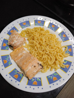Una foto de Salmón al vapor con pasta