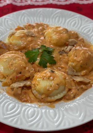 Una foto de Sorrentinos caseros, salsa parisién