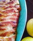 Strudel di mele con marmellata di fichi d'india e biscotti.