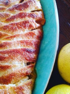 Foto di Strudel di mele con marmellata di fichi d'india e biscotti.