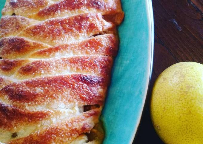 Ricetta di Fatto in casa Strudel di mele con marmellata di fichi d&amp;#39;india e biscotti.