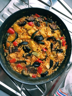 Una foto de Paella de pollo y verduras