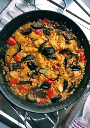 Una foto de Paella de pollo y verduras