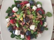 Una foto de ensalada edamame