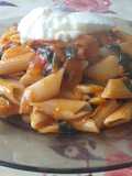 Penne cu sos de roșii și leurdă
