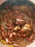 Frijoles negros en olla de barro