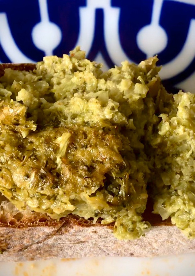Una foto de Hummus de brócoli