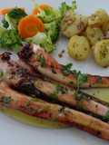 Tiras de pota grelhadas com batatas salteadas e legumes cozidos