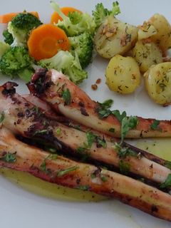 Foto de Tiras de pota grelhadas com batatas salteadas e legumes cozidos