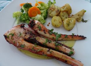 Foto de Tiras de pota grelhadas com batatas salteadas e legumes cozidos