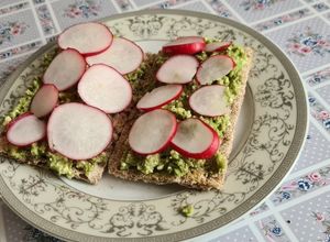 O poză a rețetei Mic dejun: crackers cu avocado și brânză feta.