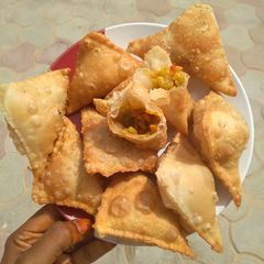 Crispy samosas A picture of Crispy samosas.