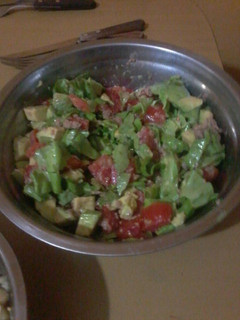 Una foto de Ensalada de palta con atún