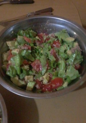 Una foto de Ensalada de palta con atún