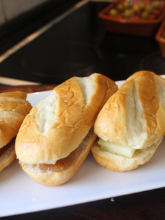 Una foto de Bocaditos de cruasanes y panes de leche