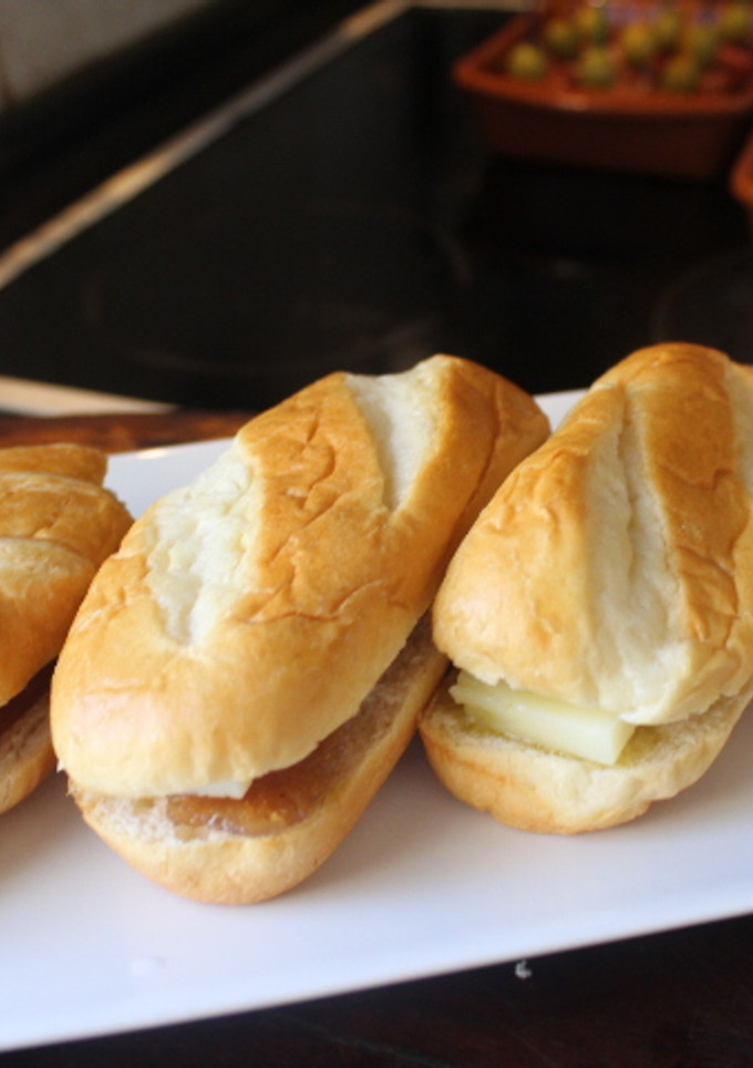 Una foto de Bocaditos de cruasanes y panes de leche
