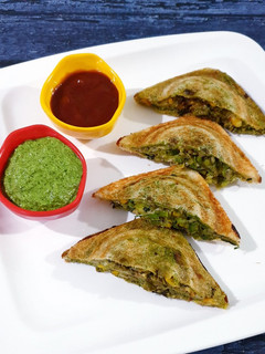 ઘૂઘરા સેન્ડવીચ (Gughra Sandwich Recipe In Gujarati) રેસીપી મુખ્ય ફોટો