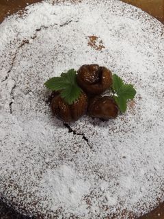Una foto de Pastel bizcochado de castañas caseras en almíbar