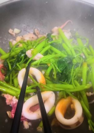 Hình của món Mực xào rau muống.
