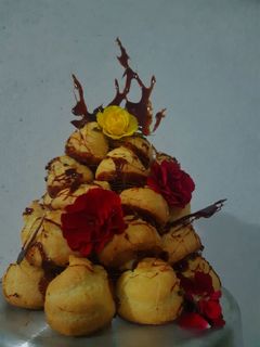 Una foto de Croquembouche