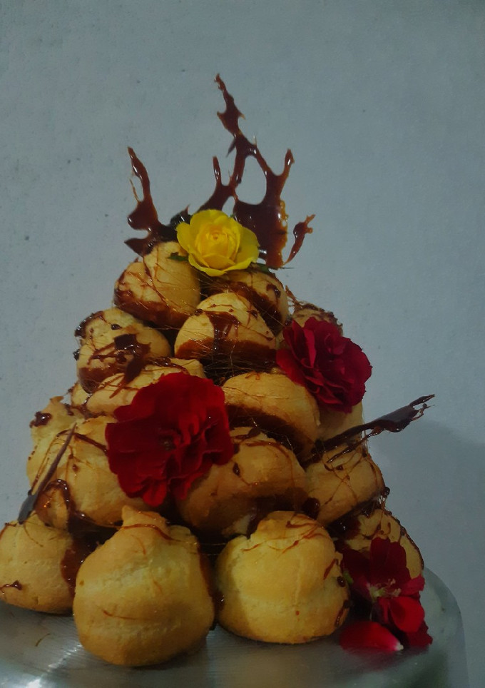 Una foto de Croquembouche