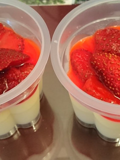 Una foto de Flan de leche y salsa de fresas