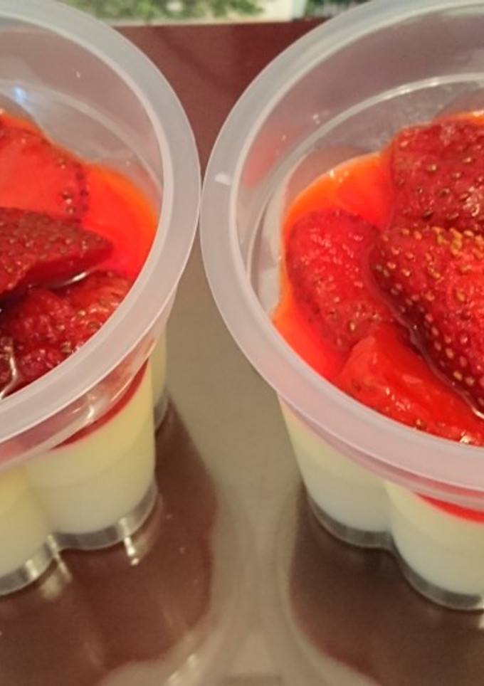 Una foto de Flan de leche y salsa de fresas