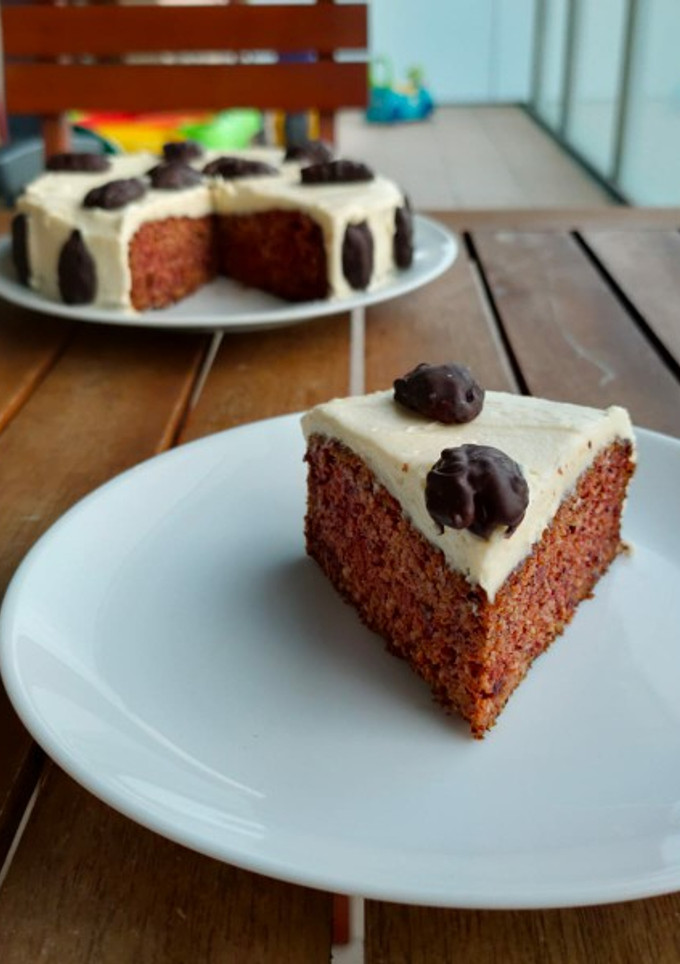 Una foto de Carrot cake con frosting de queso crema