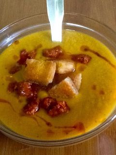 Una foto de Crema aromática de calabaza y lentejas