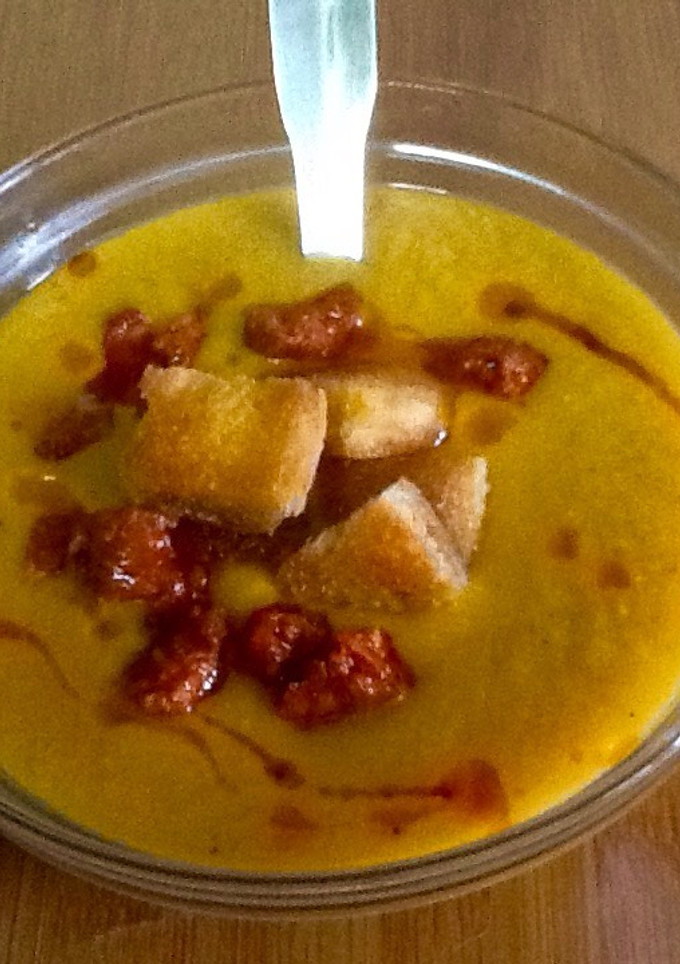 Una foto de Crema aromática de calabaza y lentejas