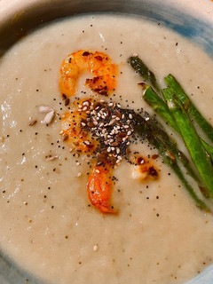 Una foto de Crema de berenjenas con langostinos y espárragos trigueros