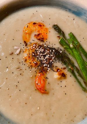Una foto de Crema de berenjenas con langostinos y espárragos trigueros