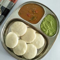 A picture of Idli Saambar.