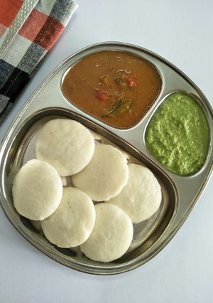 A picture of Idli Saambar.