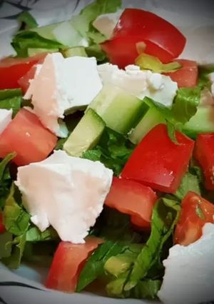 صورة لوصفة سلطة بجبنة الفيتا ولا الذ