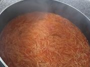 Una foto de sopa de fideo