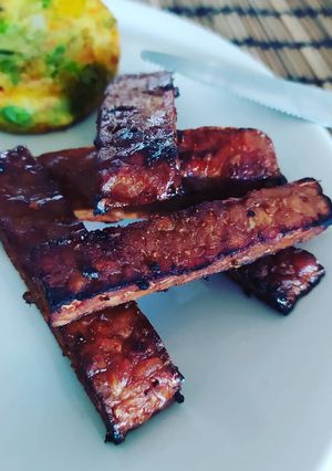 Une photo de Tempeh mariné (bacon vegan)