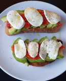 Tostadas de pagès con aguacate, pimiento escalivado y mozzarella
