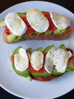 Una foto de Tostadas de pagès con aguacate, pimiento escalivado y mozzarella