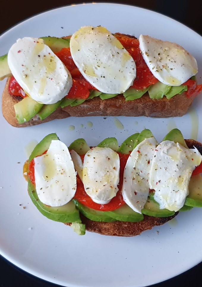 Una foto de Tostadas de pagès con aguacate, pimiento escalivado y mozzarella