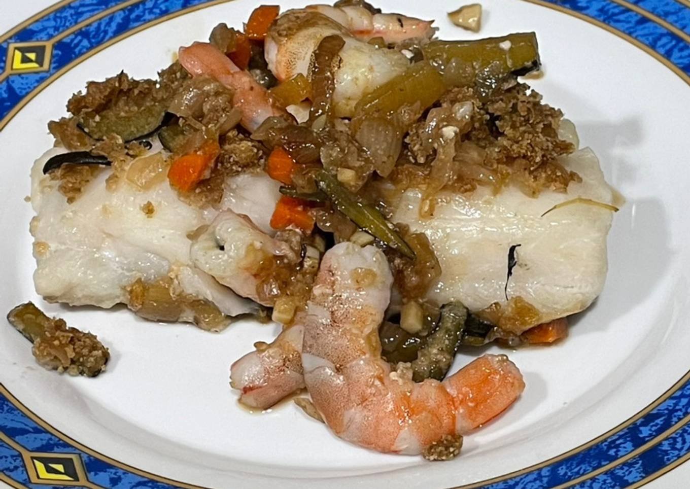 Merluza con salsa de vermouth rojo