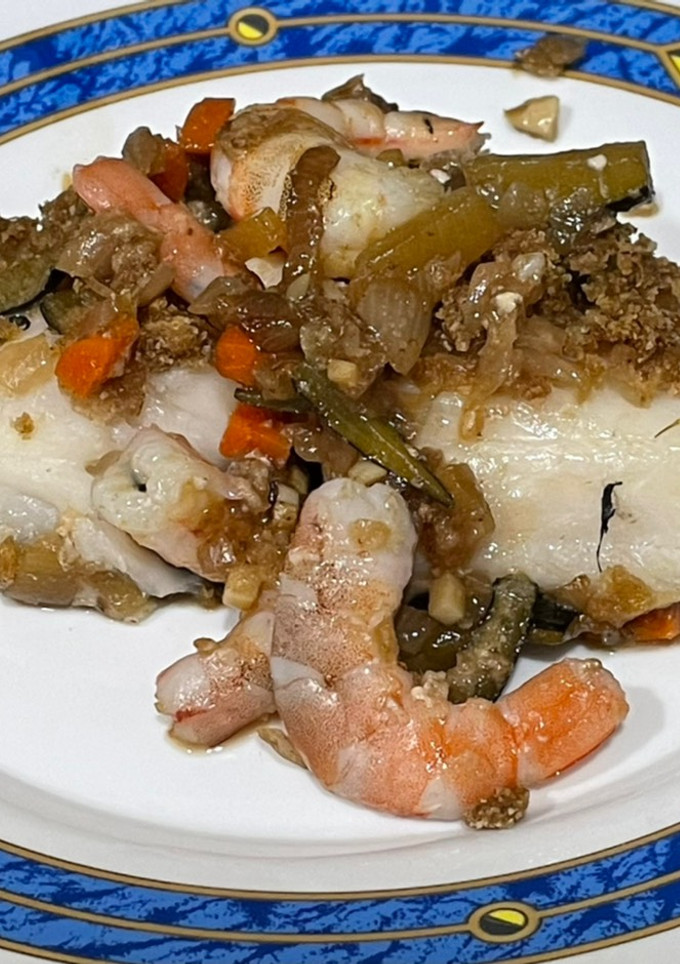 Una foto de Merluza con salsa de vermouth rojo