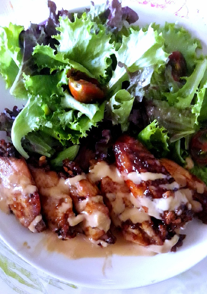Una foto de Alitas de pollo al horno con salsa Satay casera